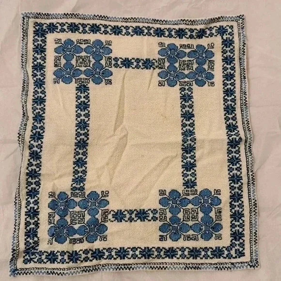 6  Table Napkins - Picture 3 of 8